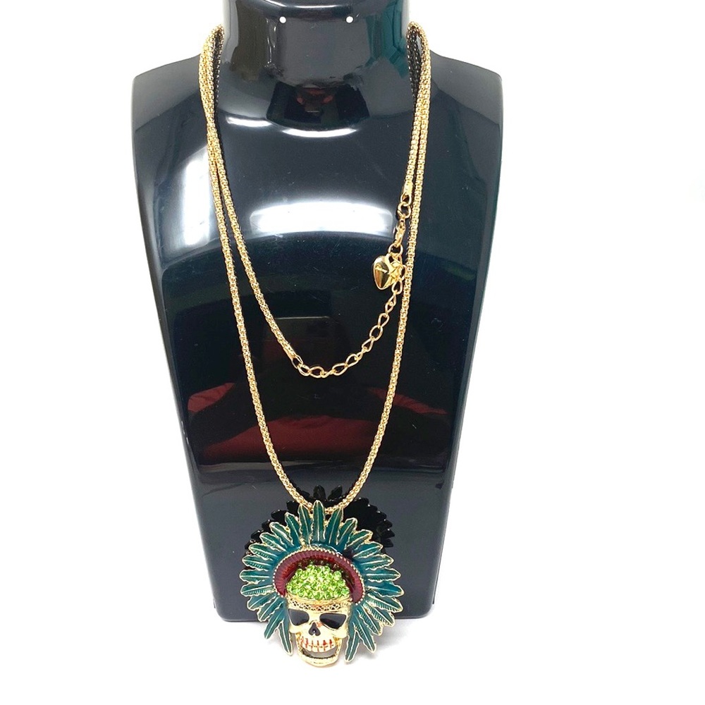 - Betsey Johnson Apache Skull Pendant Necklace. - Picture 3 of 9